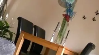 Niedliches britisches Mädchen, das sexy furzt