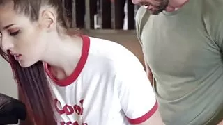 Rotschopf-Teenie küsst tief in die Muschi, bevor er einen massiven Creampie in die Muschi bekommt