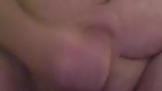 Fetter Kerl wichst dicken Schwanz mit projektilartigem Sperma-Schuss