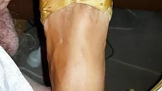 i am cum betwen her toes in her dirty cummules