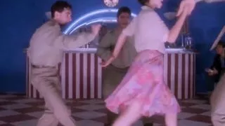 Mädchen tanzt ohne Unterwäsche und macht Ehemann eifersüchtig