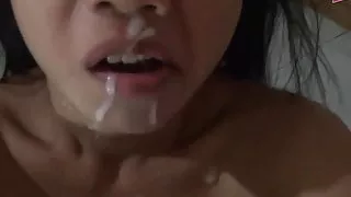 Junge asiatische Teenie-Fleischnutzer und machen ein privates Sextape