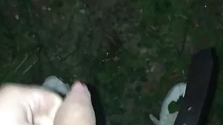 Kleiner Schwanz pinkelt im Freien