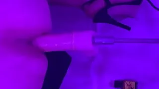 Sissy wärmt seinen Arsch mit Fickmaschine