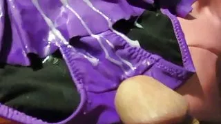 Fleckiger lila Bikini Bottom gefickt und Sperma