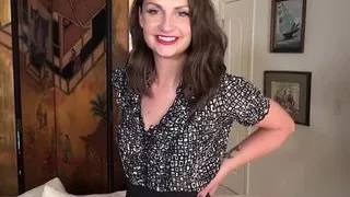 Hot mom feeding her ass and pussy