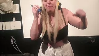 Sexy blonde sings sumdays