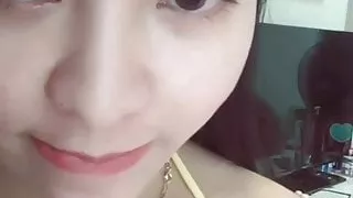 Vestido amarelo pagando peitinho (Bigo)