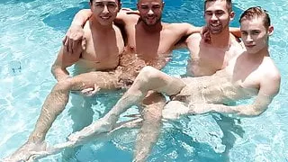 Zwei energiegeladene schwule Jungs schleichen ins Schlafzimmer