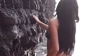 Babe in heat strikes poses and shows off perfect ass