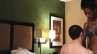 Die Zehen der Shemale lutschen und auf ihnen sperma trinken