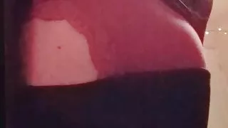 Ich ziehe meinen Rock hoch und zeige meine süße Muschi!