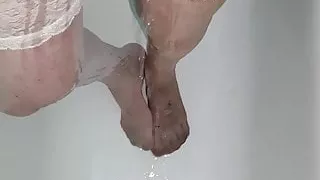 Pissing my panties and stockings in bath