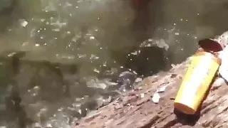 turkish derede yikanip sakso cekiyor