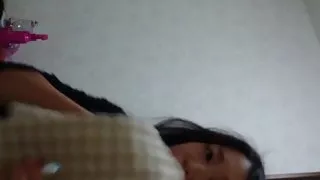 Junge japanische Schönheit nimmt sich beim Pissen auf