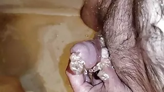 Kleiner Schwanz pisst in die Wanne in Slomo