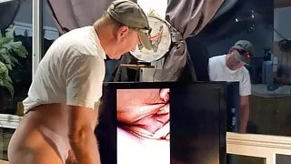 Amanda zeigt ihre geile Fotze für ihr Cumm Tribute!