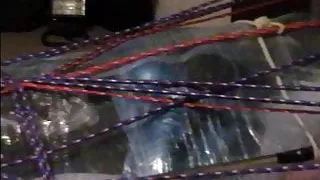 schön eng gefesselt auf einem Fesselbett