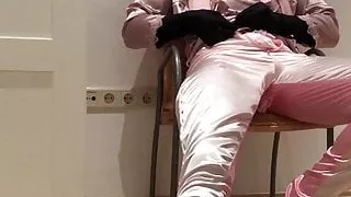 Dildo lutschen und wichsen in neuer Ausrüstung!