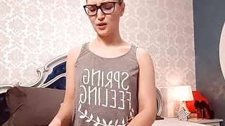 Blonde Bulgarin masturbiert ihren Arsch und ihre Muschi