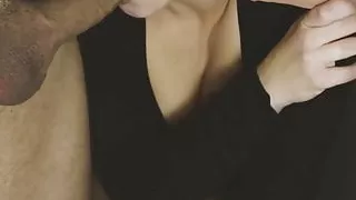 Plan a trois avec son jouet en plastique