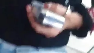 Na Kaka I navirat shishe v putkata