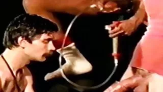 Schwarzer Mann führt seine BBC tief in den Mund seines Mannes ein