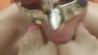 Streicheln für die Kamera vor dem Spiegel