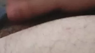 Hinterhältiger Idiot mit Familie im Nebenzimmer