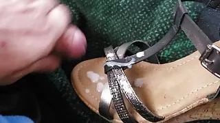 Großes Sperma auf Geschenkschuh