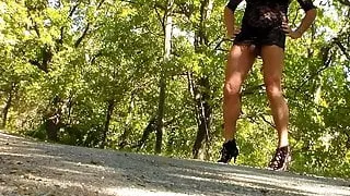 sexy transparentes Kleid auf der Straße