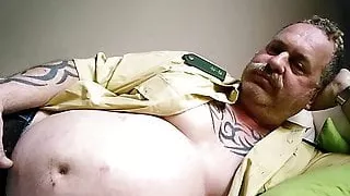 Molliger Bär wichst auf der Couch