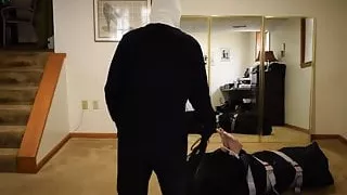 Ronni Hogtied und geknebelt in einem Sack für schwere Fußfolter