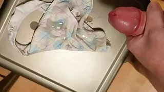 Wichser mit Stiefmütterchen-Tanga