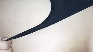 Corrida sobre su culo en tanga