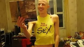 Twink ist immer hungrig nach rohem Schwanz