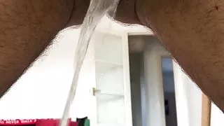 Mir ins Höschen pissen, während ich aus dem Fenster rauche