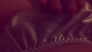 Ich reibe mich im glänzenden, silbernen Satinhöschen