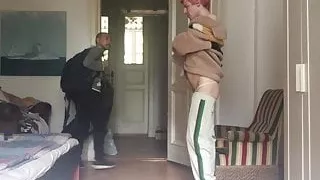 Twink ist immer hungrig nach rohem Schwanz