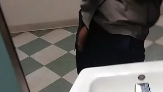 Latino weicher ungeschnittener Schlappschwanz bei der Arbeit