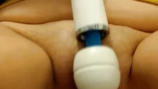 Girlfriend has orgasm with Hitachi Magic Wand