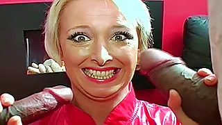 Weiße MILFs Muschi gedehnt von riesigem schwarzen Schwanz