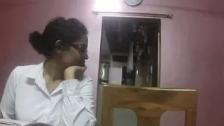 Indische Lehrerin verführt ihren College-Studenten mit Sex