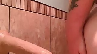 Stocky Cub zeigt neues Spielzeug