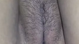Indische Paki Frau Freundin spielt mit ihrer nassen Muschi