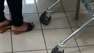 Signora piedi da sborratoio al supermercato