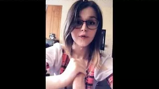 Eleva timida ii suge pula unui coleg dupa ore