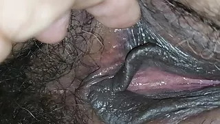 Mostrando a buceta cabeludinha