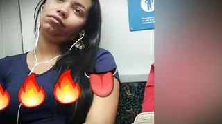 Gravidinha mirando o volume