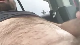 Haariger Bär sperma und schluckt seine Ladung